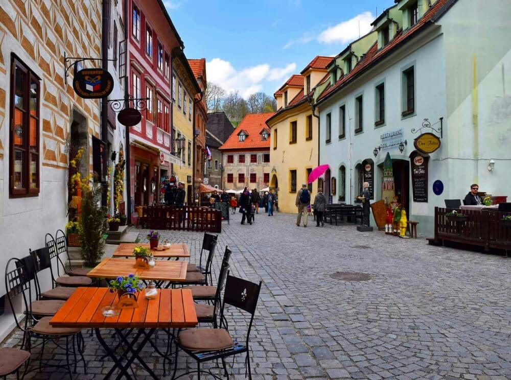 Cesky Krumlov Day Trip: Europe's gorgeous small town | Travelpeppy