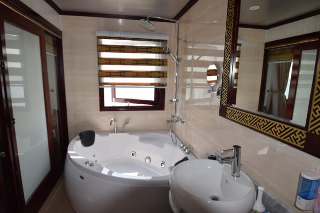 halong-bay-cruise-bathroom
