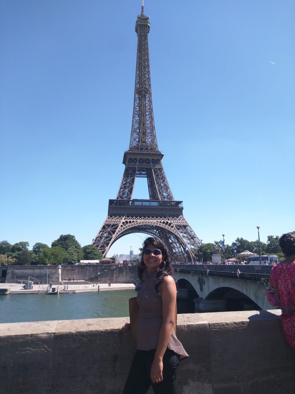 young-female-traveler-in-paris