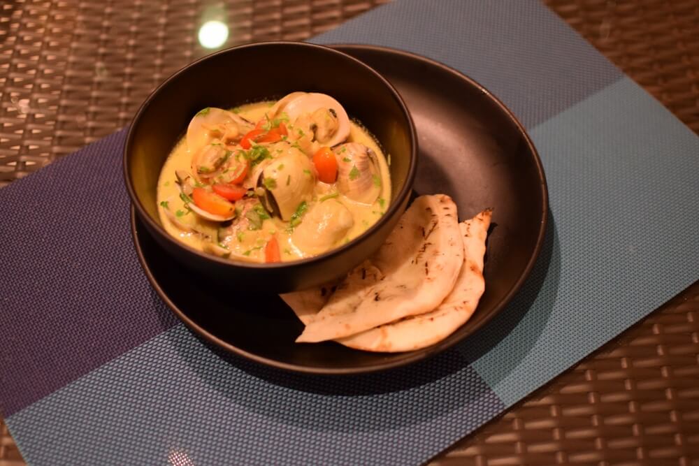 Curry steamed clams with naan bread